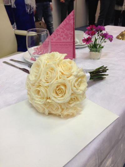 Brudbukett med vita rosor för leverans i Uppsala