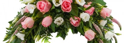 Begravningskrans i vitt och rosa för leverans i Uppsala