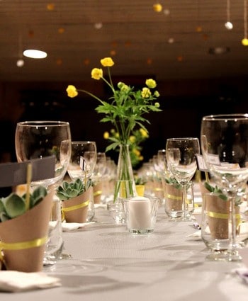 Bordsdekoration för bröllopsfest i gult tema