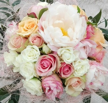 Provbukett inför brudbukett med rosor och pioner i rosa, aprikos och vitt