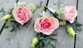 Rosa corsage med ros, stjärnflocka och prärieklocka