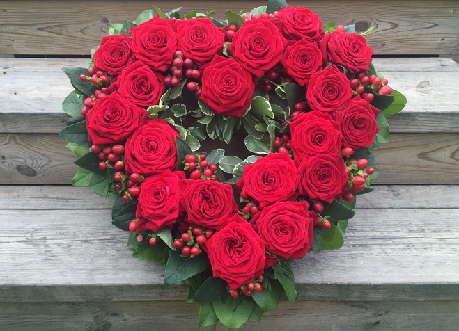 Begravningskrans i form av ett hjärta med röda rosor
