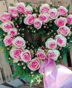 öppet hjärta med rosa rosor
