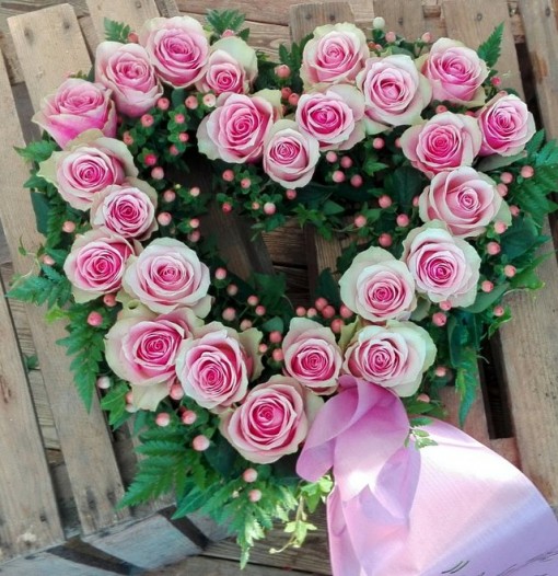 öppet hjärta med rosa rosor