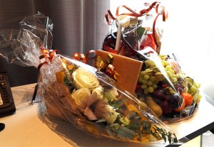 Fruktkorg med blommor och cider på hotell Radisson Blu i Uppsala