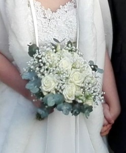 Rundbunden brudbukett med vita rosor och brudslöja