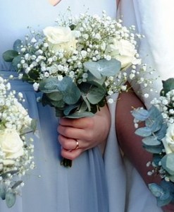 Brudbukett och tärnbuketter med vita rosor och brudslöja