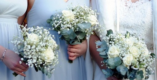 Brudbukett och tärnbuketter med vita rosor och brudslöja