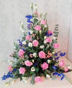 begravningsdekoration rosa vit blå
