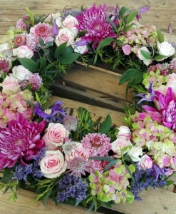 begravningskrans-lila-rosa
